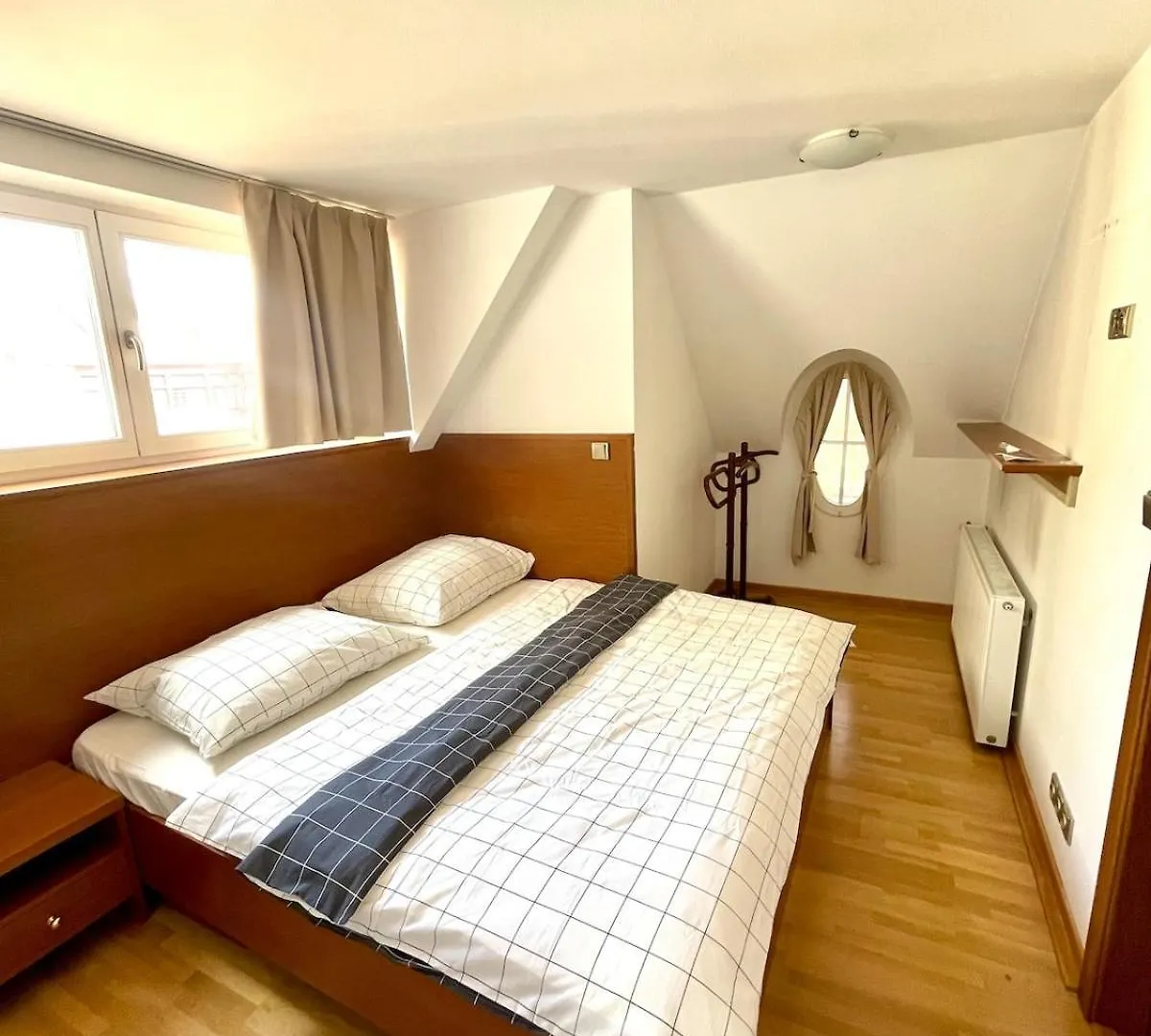 Huge Apartment With Private Parking In Center Prag