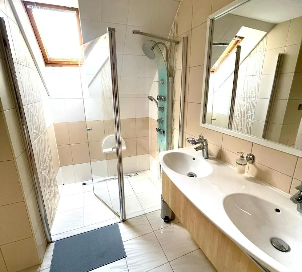 Huge Apartment With Private Parking In Center プラハ 0*,  チェコ